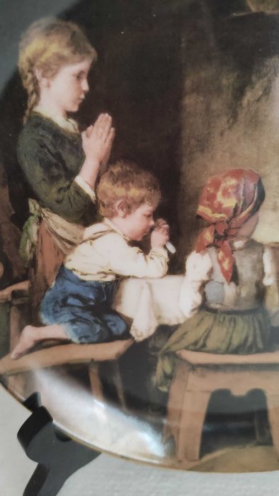 Порцеланова чиния за стена