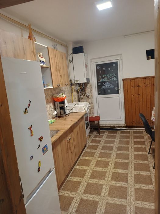 Apartament 3 camere de închiriat