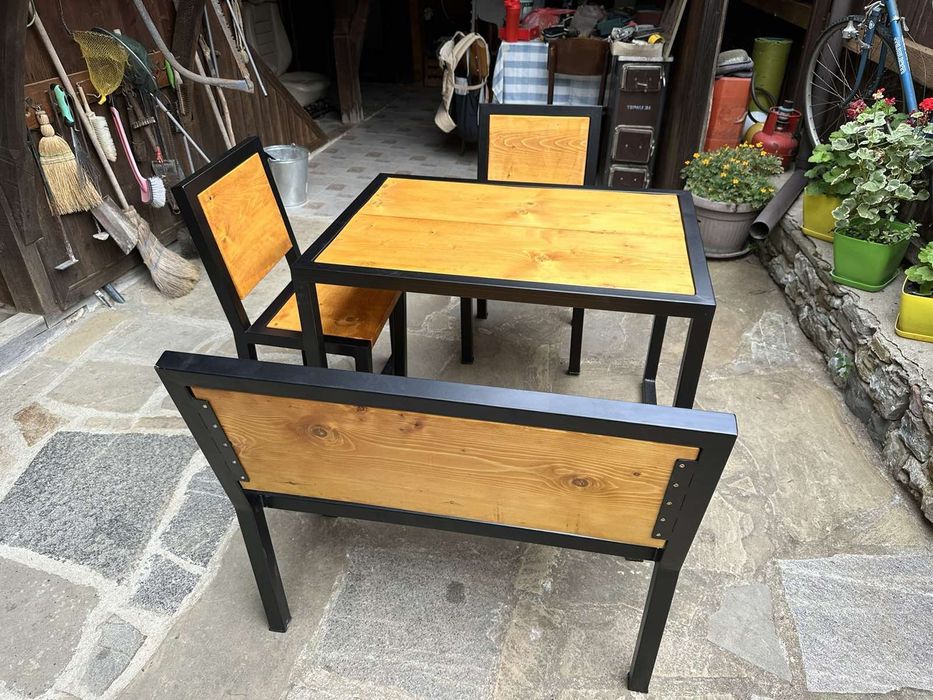 Градиндка маса с пейка и столове от дърво и метал.