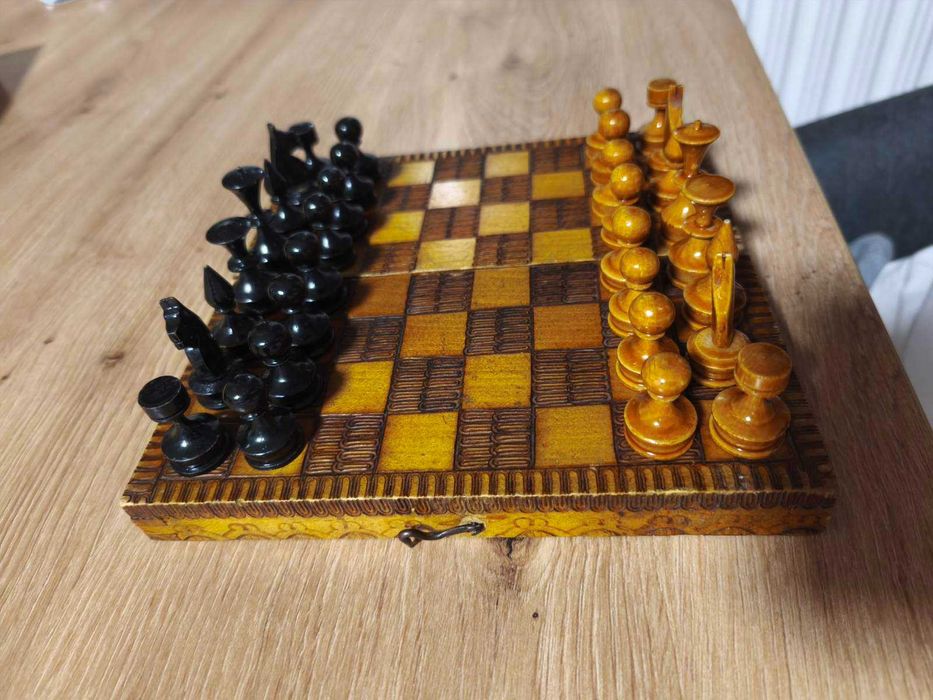 Малък Шах с Дървени фигури от Соца 17 х 17 см