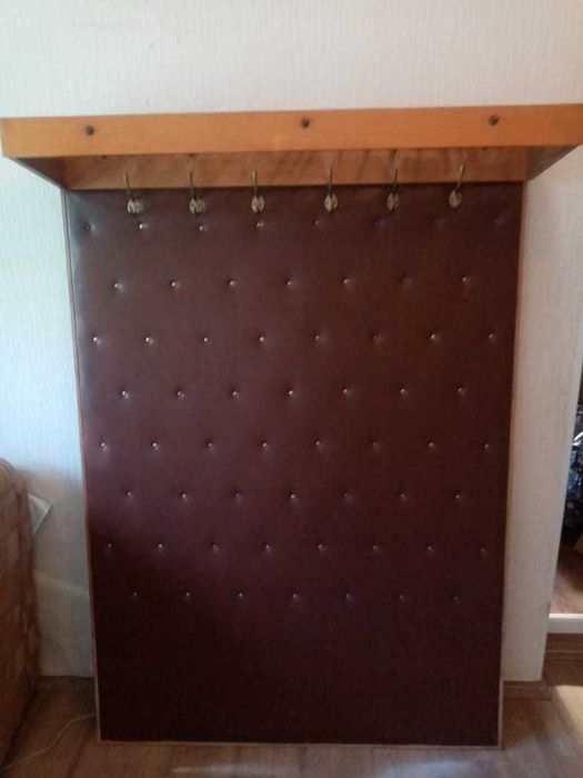 Вешалка настенная, б/у, высокая.