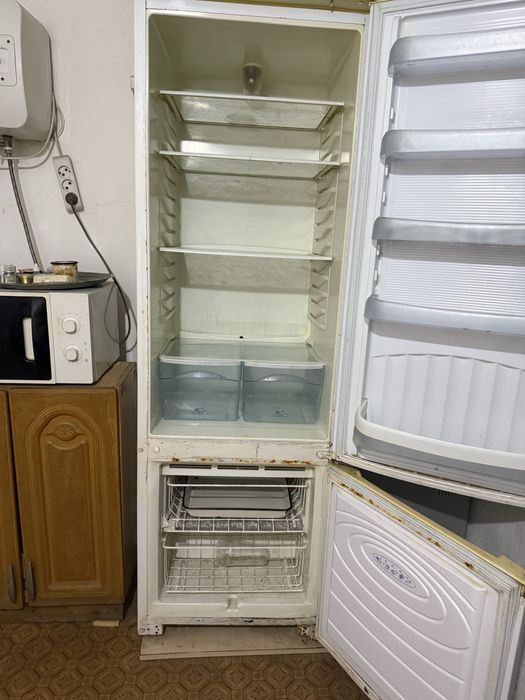 Холодильник морозильник.