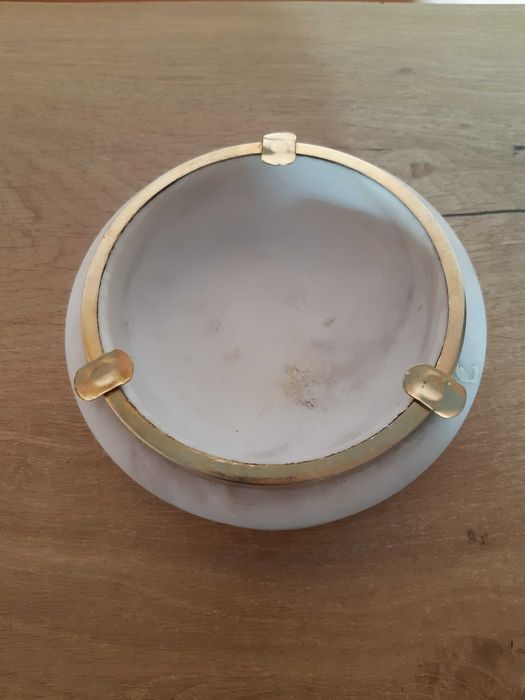 Пепелник мраморен, масивен с месингов обков