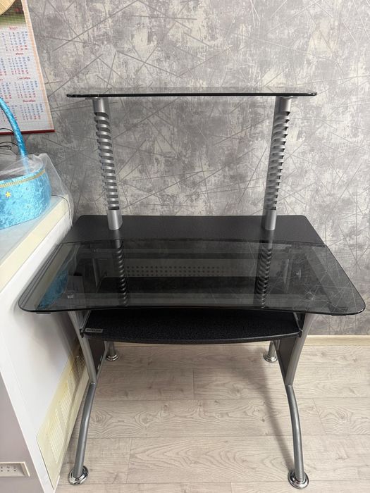 Компьютерный стол стеклянный