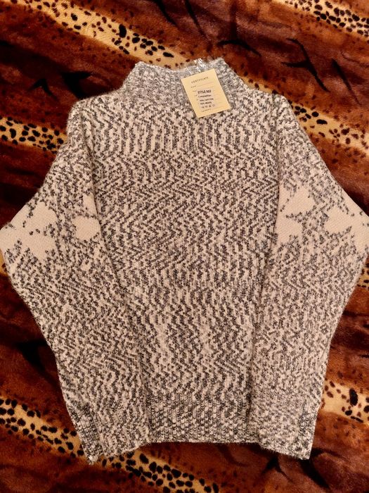 Продам женский свитер.