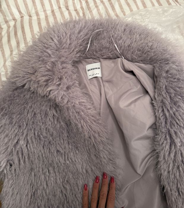 Пухкаво палто  с дълъг косъм Bershka