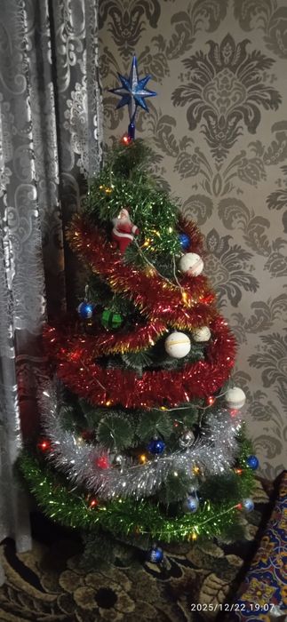 Yangi yil archasi, oʻyinchoqlari bilan