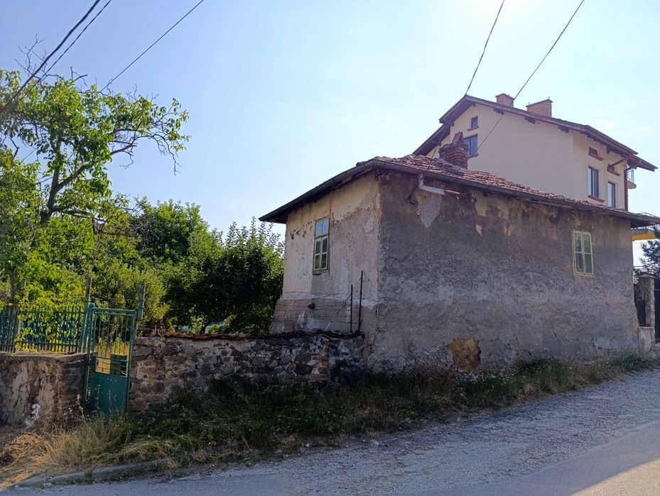 Къща с двор в с.Кътина