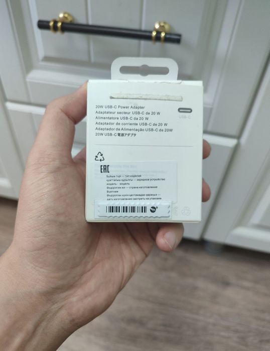 Оригинал адаптер 20W EAC на iPhone