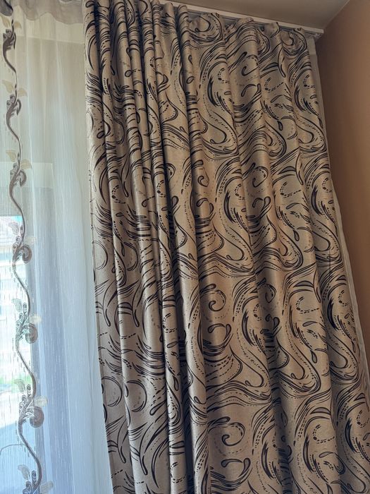 Draperie cu crem cu detalii maro