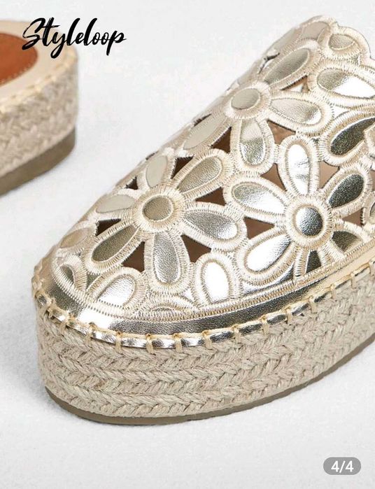 Нови летни чехли в златист цвят