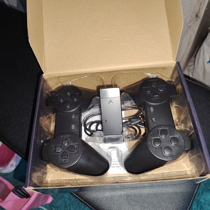 безжична ретро игрова конзола тип стик (Game Stick) с 860 предварително инсталирани игри и два безжични контролера.