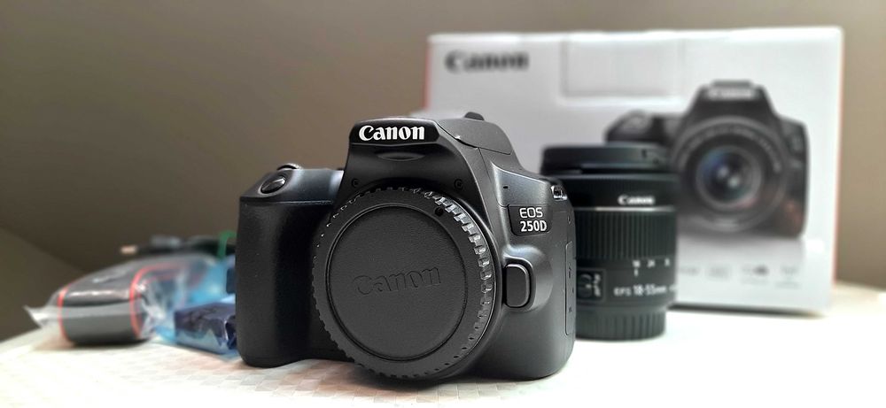 НОВ DSLR фотоапарат CANON EOS 250D с обектив 18-55 мм (черен)