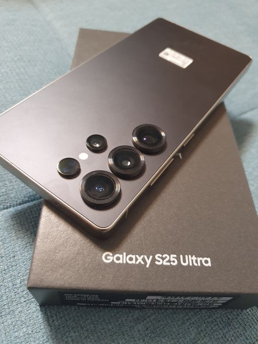 Samsung Galaxy S25 Ultra 512GB  tiranium black, неразличим от нов