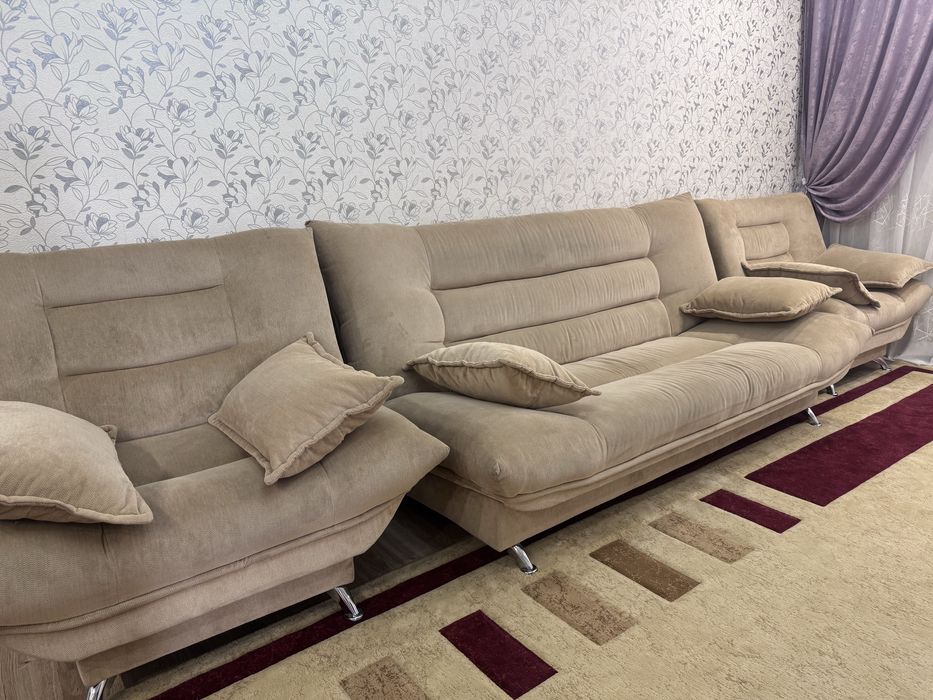 Продам диван с двумя креслами и ковер ..