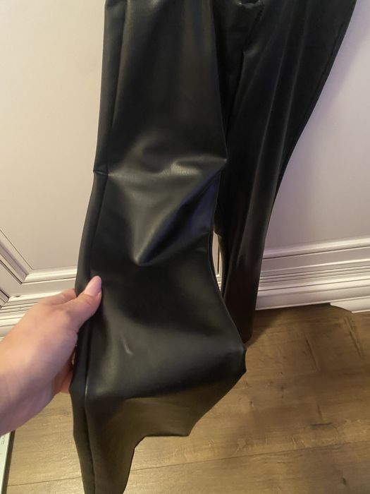 Pantaloni negri imitatile piele C&A