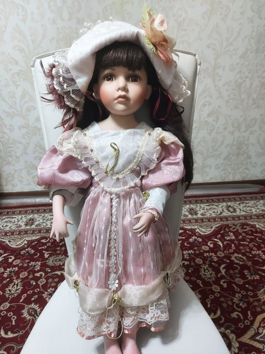 Кукла фарфоровая