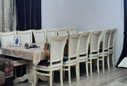 Стол и стулья для гостинной