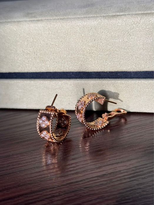 Продам серьги золотые с бриллиантами