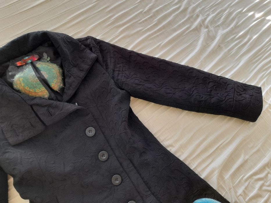 Продавам дамско палто на фирмата Desigual