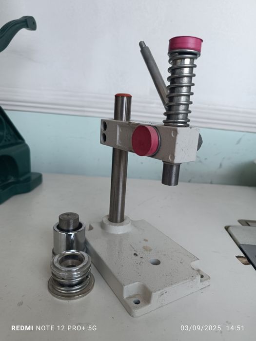 Press tugma qoʻyish uchun qurilma.