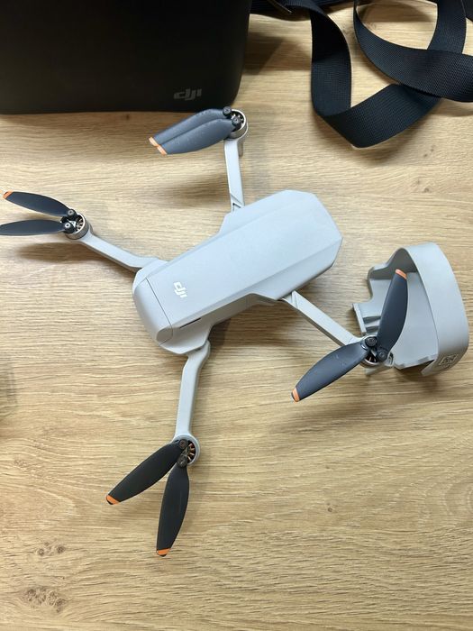 Продавам DJI Mini 2  с контролер и 2 батерии.