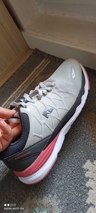 De vânzare încălțăminte unisex