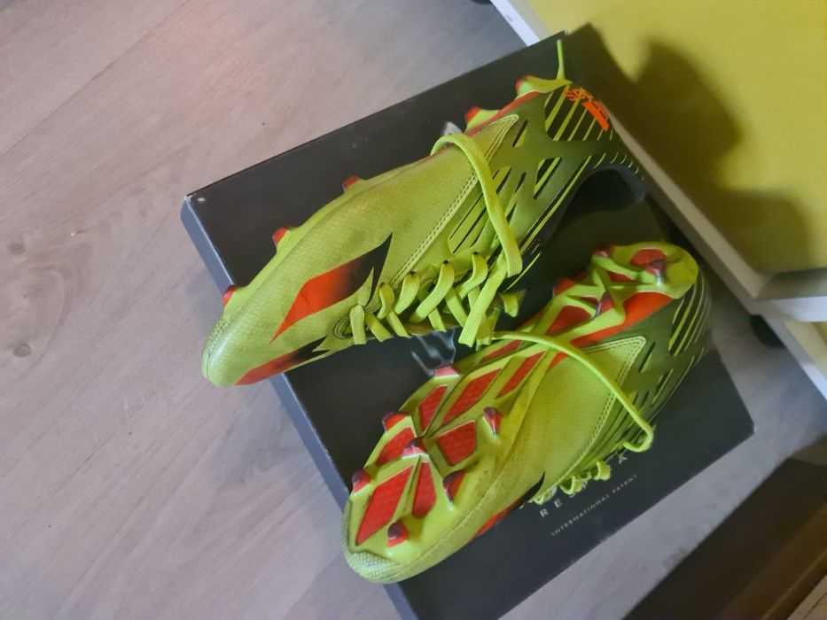 Футбольный бутсы adidas