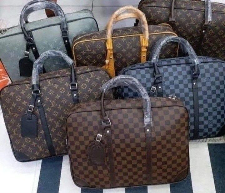 Geanta unisex( damă si barbat ),potrivita laptop, curea reglabila, saculet, etichetă