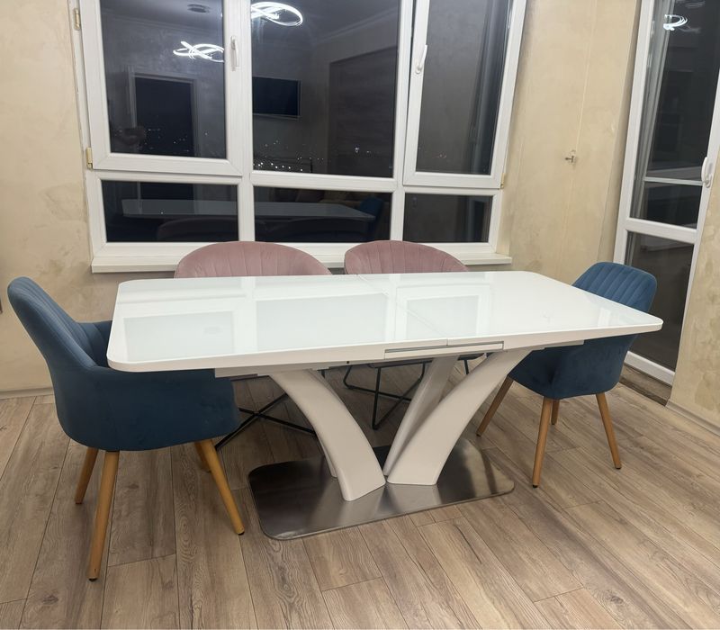 Бяла разтегателна маса