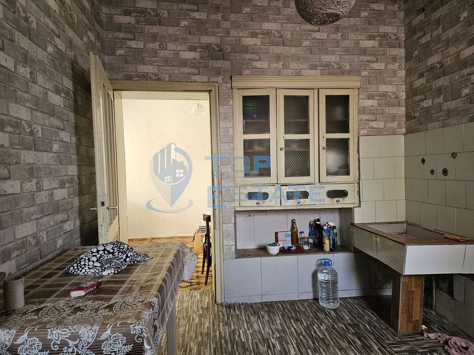 Здрава тухлена къща с кладенец в село Караисен