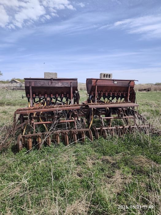 Продам гусеничный трактор ДТ-75 с сеялками
