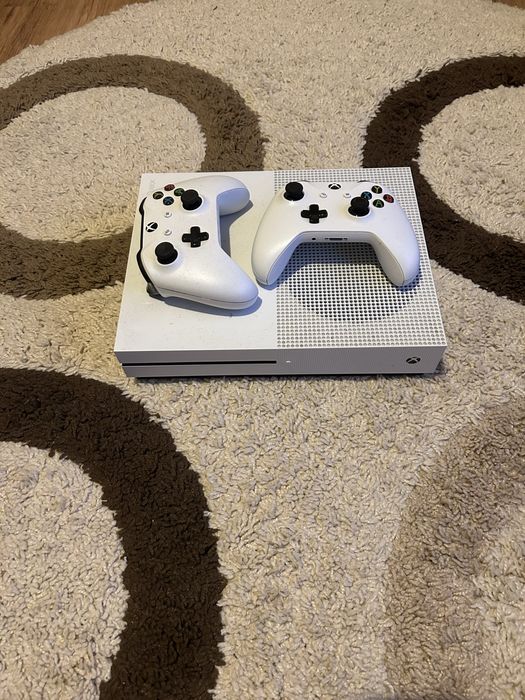 Consola Xbox One S + 3 jocuri pe disc
