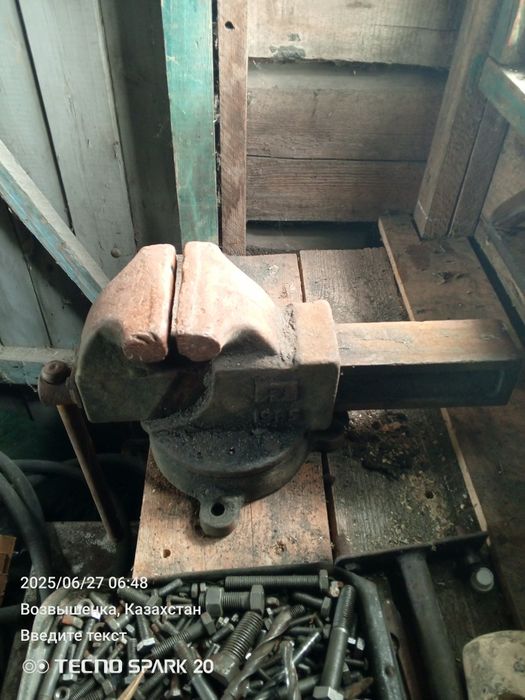 Продам накавальня тиски стартер генератор все что на фото