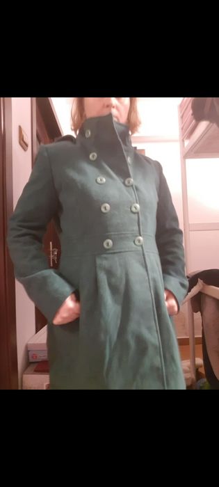 Palton verde cu nasturi mari, buzunare si gluga