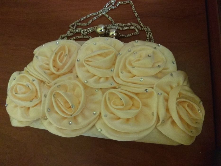 Стилни сатенени чантички