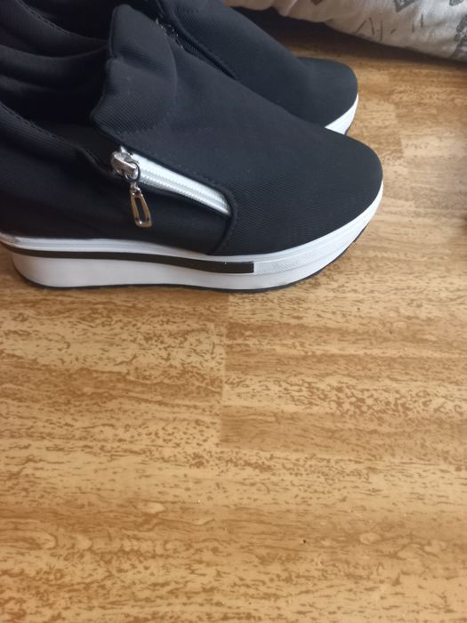 Продам кроссовки