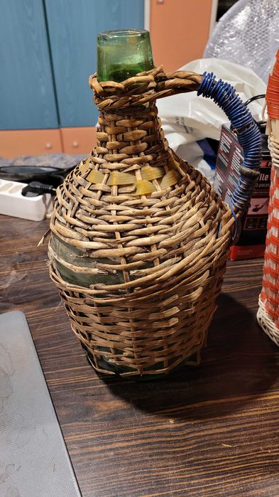 Стъклена дамаджана 3 литра здрава.