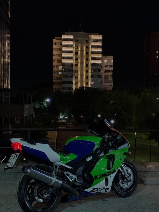 Продавам кавасаки zx7r 750