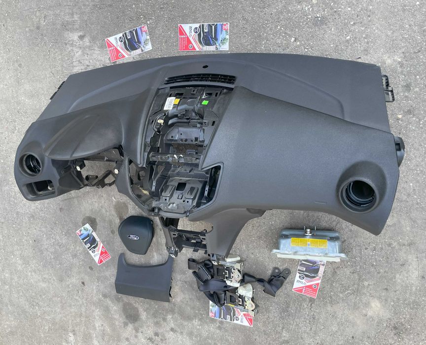 Ford Fiesta MK7 plansa de bord - set centuri de siguranta - kit airbag