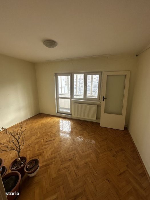 Apartament cu 4 camere de vanzare,etaj intermediar,str. Ec. Teodoroiu