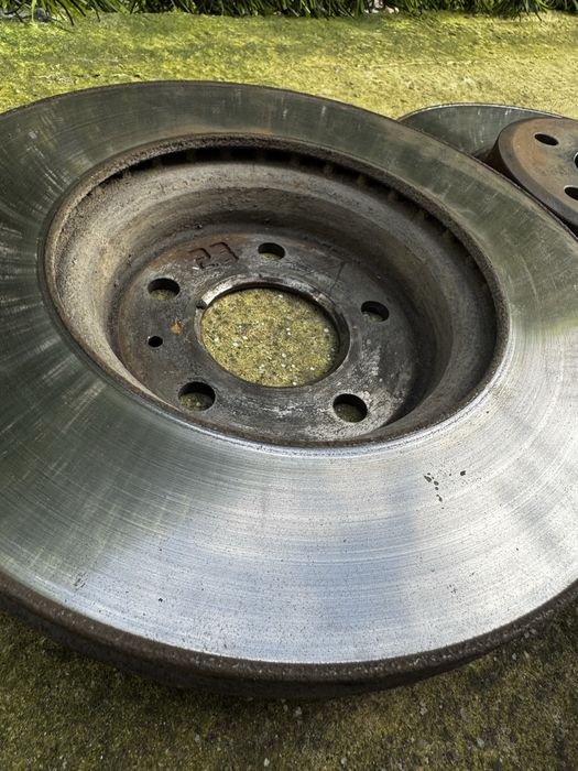 Предни дискове и спирачни апарати от ауди б8.5