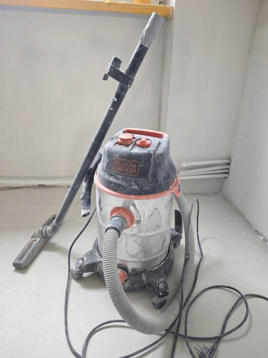 Vând aspirator profesional BLACK+DECKER BXVC30XTDE, 1600 W, 30 L