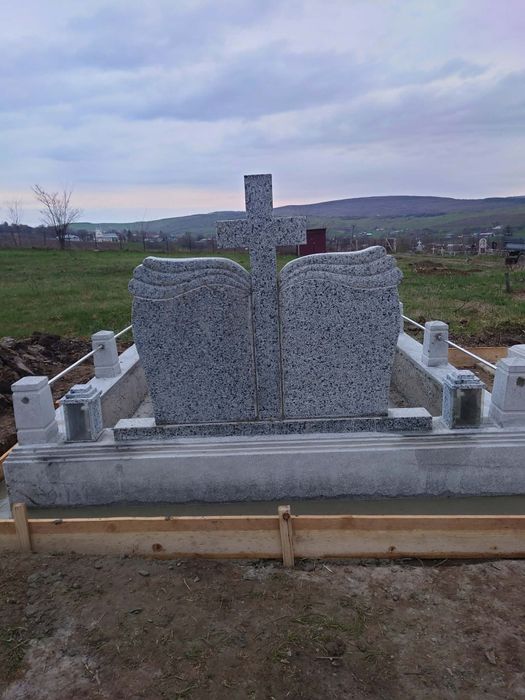 Cu respect și atenție la detalii, realizez monumente funerare și morminte personalizate, menite să păstreze vie amintirea celor dragi.

Fiecare lu