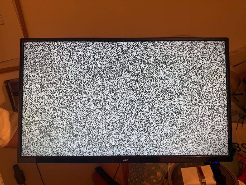 Televizor NEI 62 cm suport perete inclus