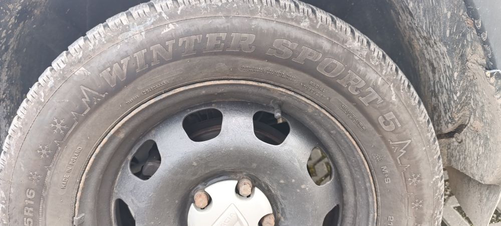 Vand 4 roti(jante+anvelope) de iarna  Unlop 215 65 16 Dacia Duster