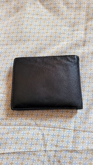 Продавам портфейл Bugatti