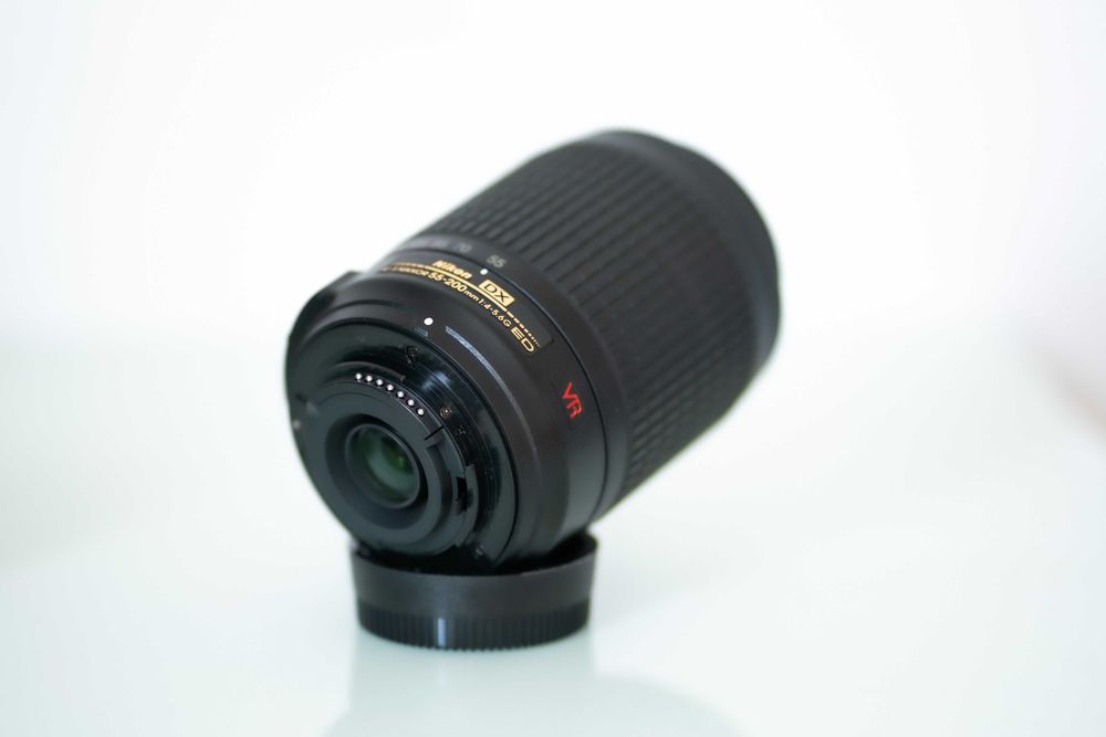 Obiectiv Nikon 55-200mm AF-S DX ED VR Rosu
