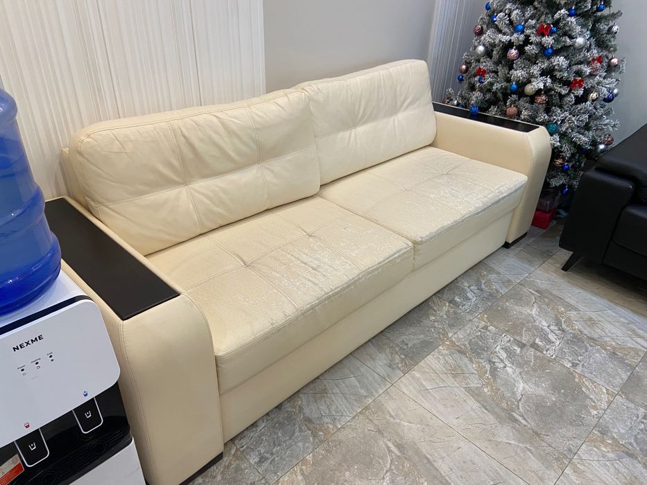 На продаже диван светлый