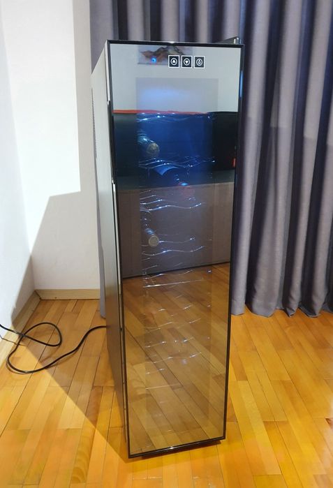 Frigider / vitrină de vinuri Amstyle, 18 sticle, 53 litrii
